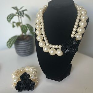 Gorgeous pearl necklace and bracelet set